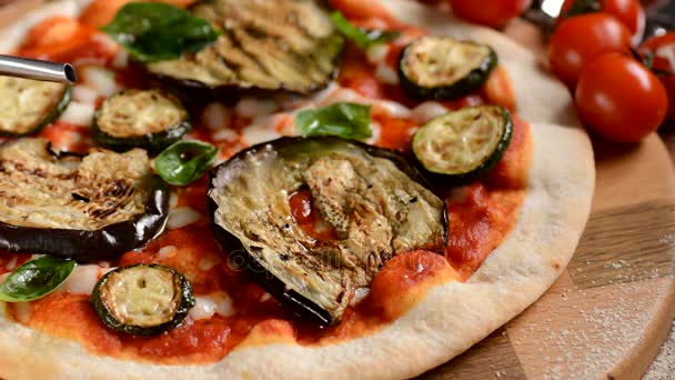 Pizza with eggplant and zucchini grilled — Stock Video