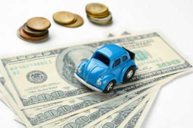 Banknot - beyaz arka plan üzerinde araba modeli