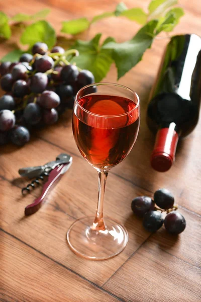 Kırmızı şarap - ahşap arka plan — Stok fotoğraf