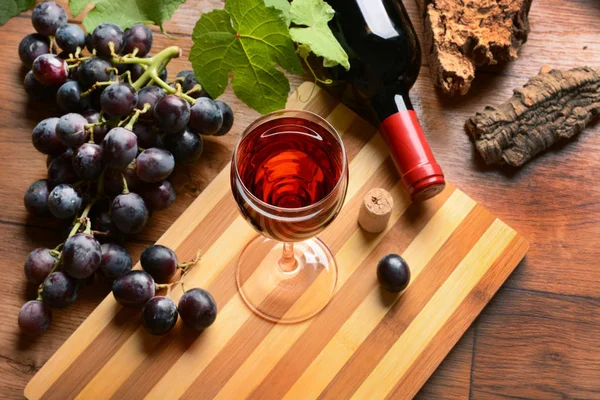 Glass of red wine - wood background — Stock Photo, Image