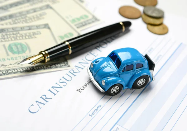 Apólice de seguro automóvel com caneta e dinheiro ao redor — Fotografia de Stock