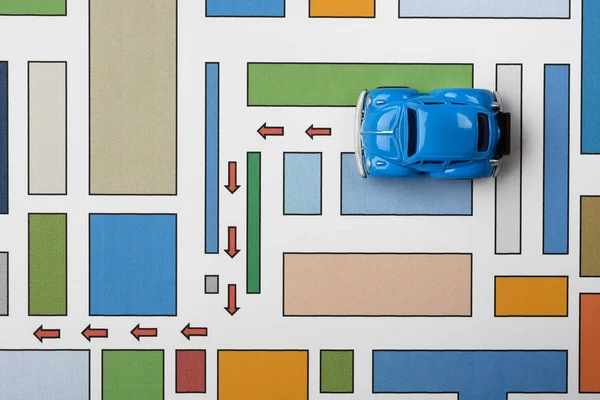 Modell av bil på vägkarta — Stockfoto
