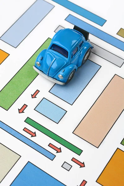Modelo de carro no mapa da estrada — Fotografia de Stock