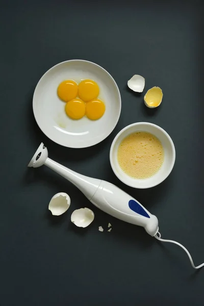 Blender i jaj na stole — Zdjęcie stockowe