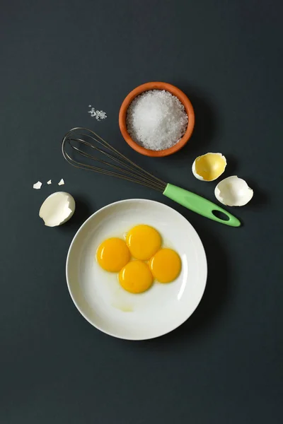 プレートの卵の黄身 — ストック写真