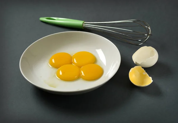 Jaunes d'œufs dans l'assiette — Photo