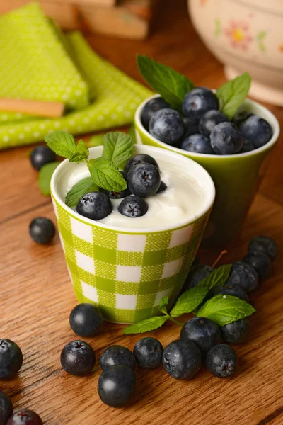 Yogur cremoso con deliciosos arándanos — Foto de Stock