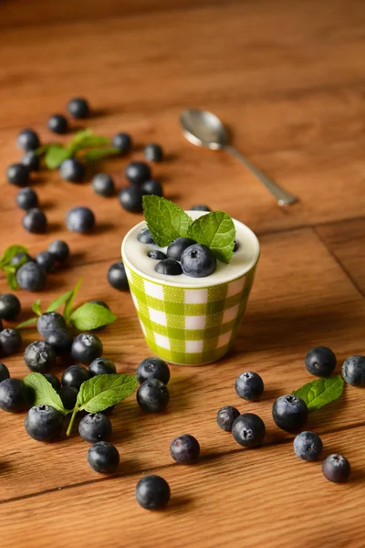 Yogurt cremoso con deliziosi mirtilli — Foto Stock