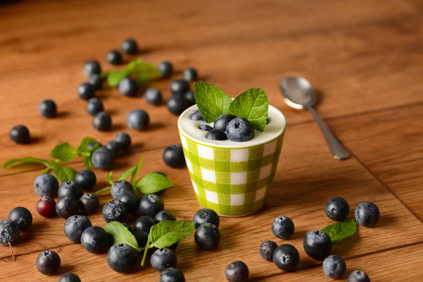 Romige yoghurt met heerlijke bosbessen — Stockfoto