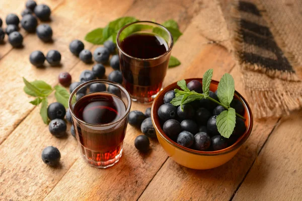 木制的桌子上的蓝莓汁 — 图库照片