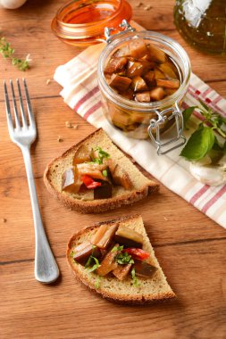 Patlıcan reçeli cam