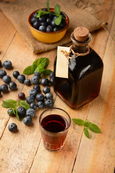 木制的桌子上的蓝莓汁 — 图库照片