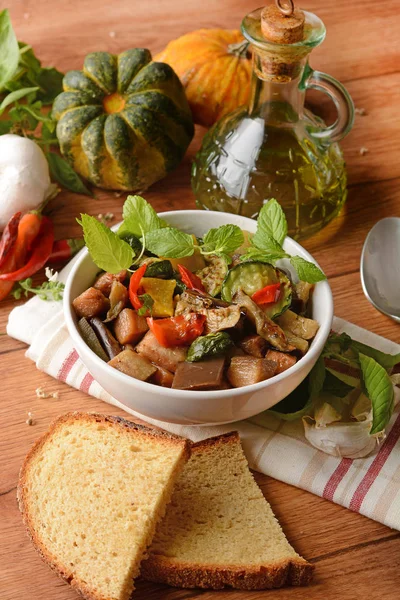 Salade van groenten gekookt in de bowl - closeup — Stockfoto