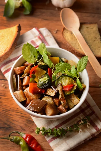 Gemüsesalat in der Schüssel gekocht - Nahaufnahme — Stockfoto