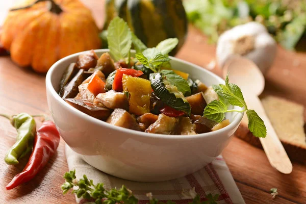 La ensalada de hortalizas cocidas en el plato - el primer plano —  Fotos de Stock