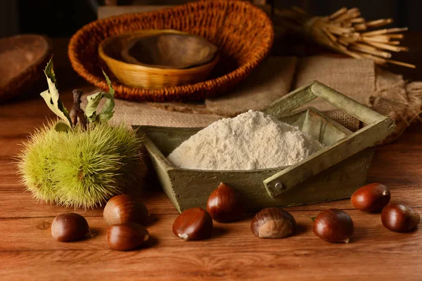 Farinha de castanha em caixa de madeira — Fotografia de Stock