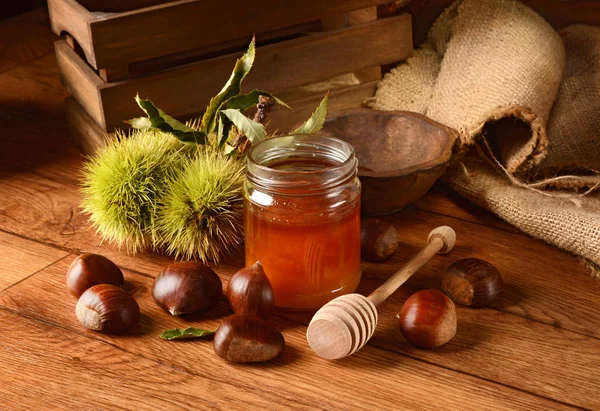 Kastanjes honing in glazen pot — Stockfoto