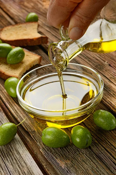 zeytinyağı cam kaseye dökün