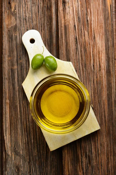 Italiensk olivolja i glasskål - ekologisk — Stockfoto