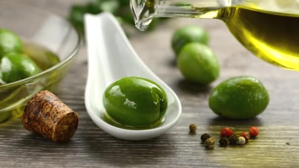 Pour olive oil into glass bowl - closeup — Stock Video