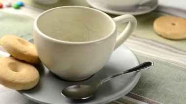 Kahvaltı - döndürme için taze süt dökün