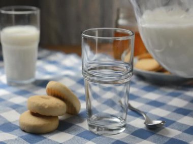 cam ölçek - rotasyon ile taze süt dökün