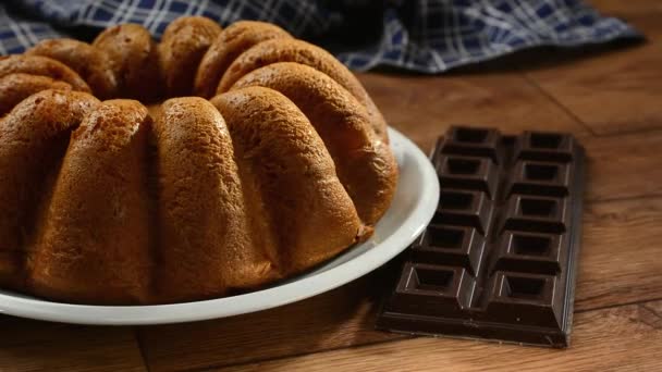 Pastel de chocolate cortado - con rotación — Vídeos de Stock