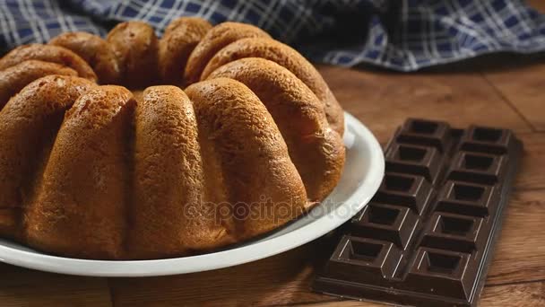 Pastel de chocolate cortado - con rotación — Vídeo de stock