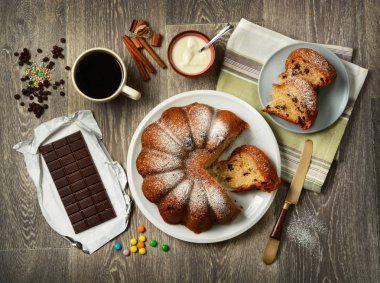 Çikolatalı kek ve malzemelerle yoğurt