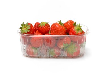 beyaz zemin üzerine lezzetli kırmızı çilek