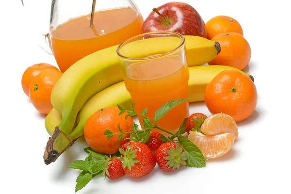 Fruchtsaft mit Zutaten auf weißem Hintergrund — Stockfoto