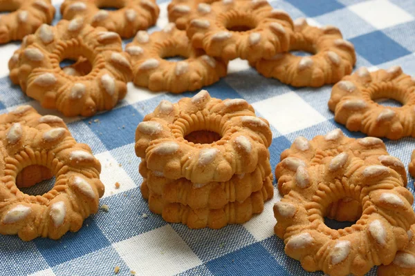 Pila de galletas caseras en el mantel —  Fotos de Stock