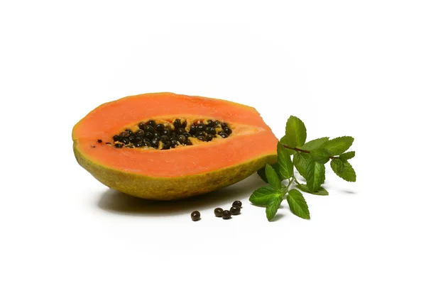 Papaya en rodajas con hojas de menta - fondo blanco — Foto de Stock