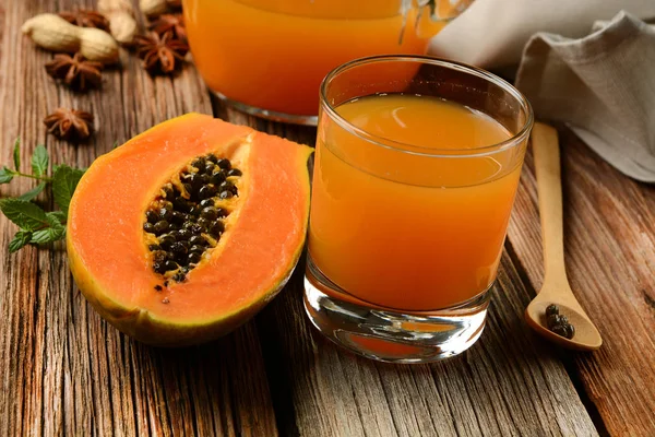 Papaya SAP op houten tafel — Stockfoto