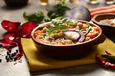 Armut arpa çorbası, nohut ve yeşil fasulye