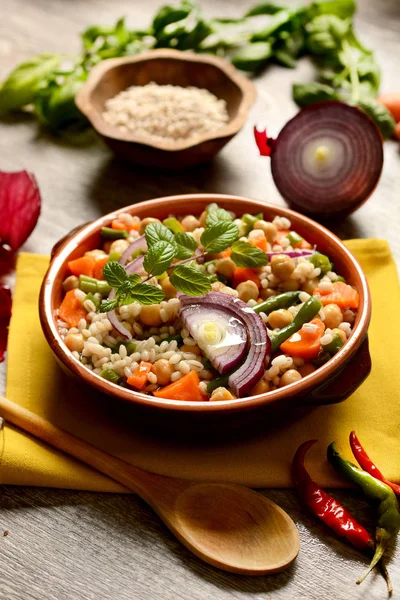 Sopa de cebada de pera, garbanzos y judías verdes — Foto de Stock