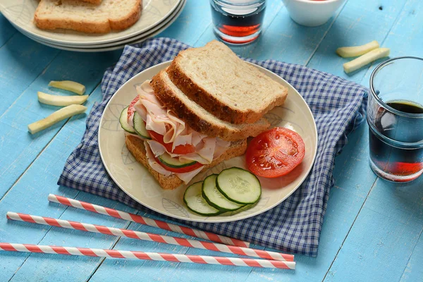 Sandwich with roast turkey, cucumbers and tomato — Stock Photo, Image