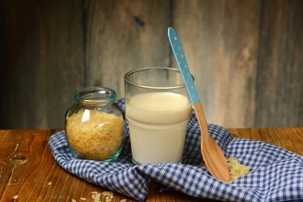 Leche de arroz en el vaso sobre la mesa de madera —  Fotos de Stock