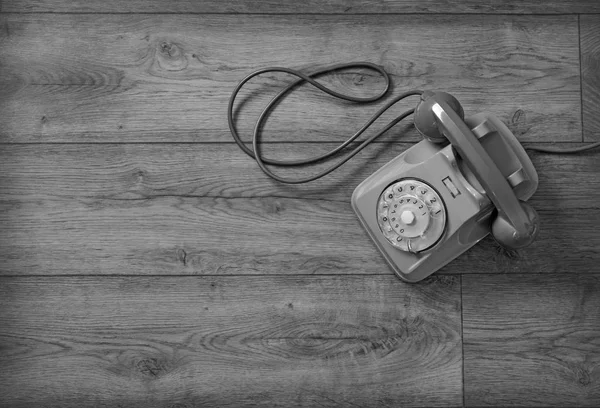 Telefone retro isolado na mesa de madeira — Fotografia de Stock