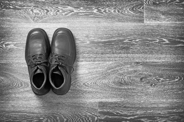 Пара мужской обуви изолированы на деревянном столе — стоковое фото