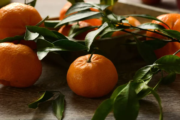 Högen av sicilianska mandariner på träbord — Stockfoto
