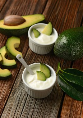 Avokado ahşap masa üzerinde kase yoğurt