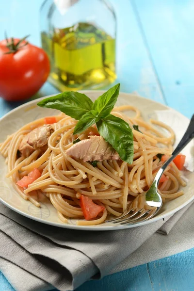 Whole wheat spaghetti with mackerel fillets and tomato — Stock Photo, Image