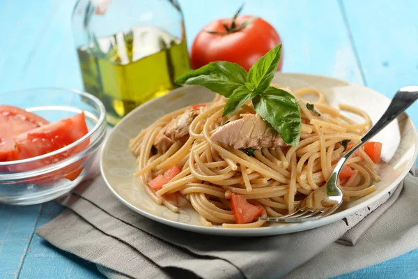 Espaguetis de trigo integral con filetes de caballa y tomate — Foto de Stock