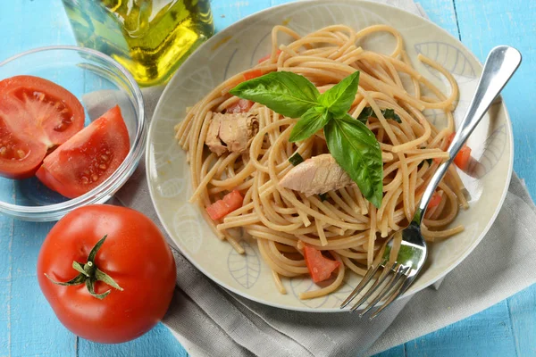 Espaguetis de trigo integral con filetes de caballa y tomate — Foto de Stock