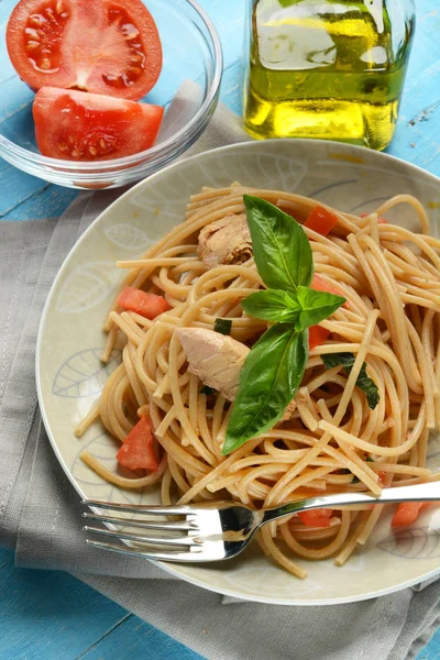 Спагетти из цельной пшеницы с филе макрель и помидорами — стоковое фото