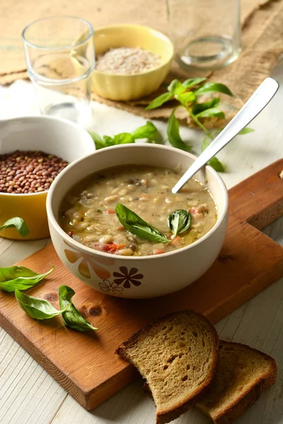 Polévka s obilovin a luštěnin v misce — Stock fotografie