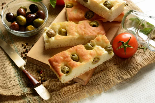 Tradycyjny włoski focaccia z oliwkami na stole — Zdjęcie stockowe