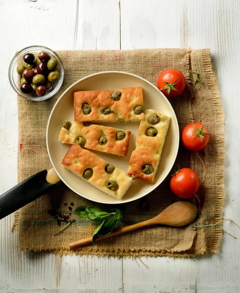 Focaccia tradicional italiana com azeitonas na mesa — Fotografia de Stock