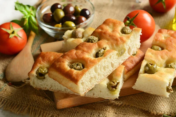 Традиционная итальянская фокачча с оливками на столе — стоковое фото